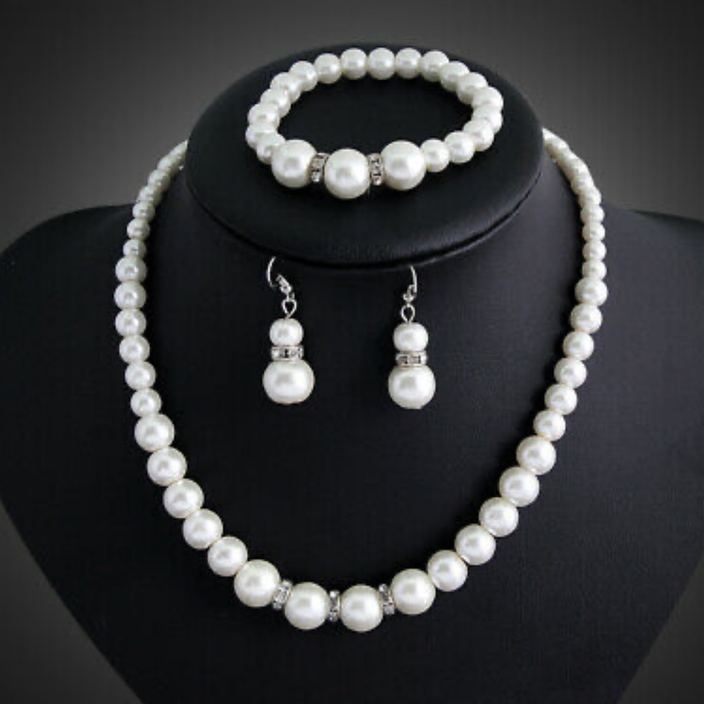 Women’s pearl set necklace bracelet and earring